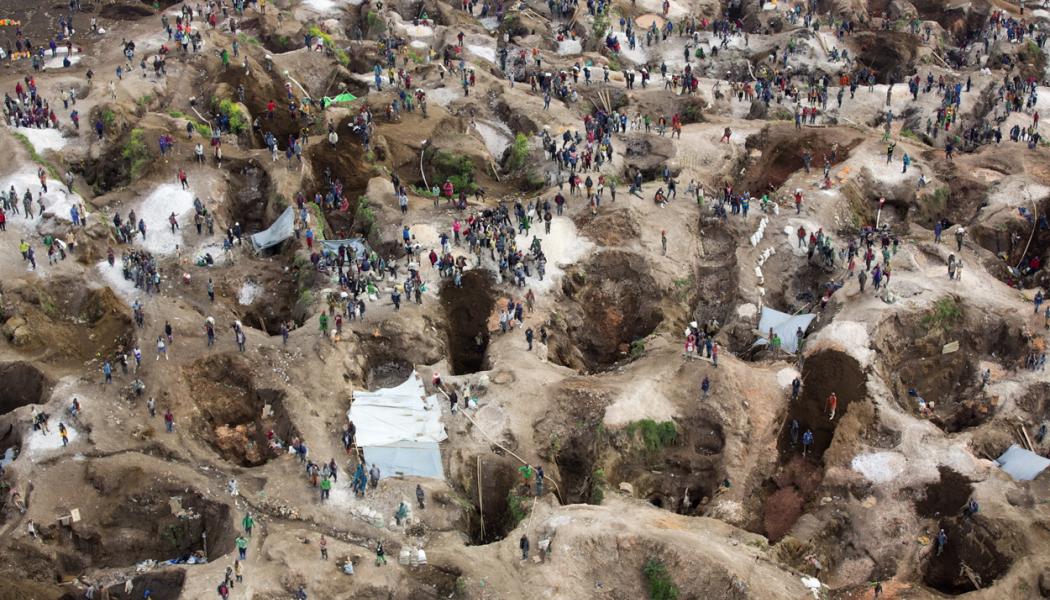 Luwowo Coltan mine near Rubaya in North Kivu, in Congo. Luwowo is one of several validated mining sites that comply with CIRGL-DRC standards and guarantee conflict-free minerals. SRSG visits this coltan mine in Rubaya. Foto: Wikipedia Common Lic. Foto: Photographer: MONUSCO Photos
