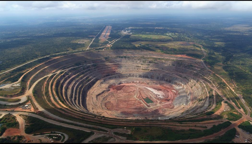 Catoca är en av väldens största diamantgruvor, belägen i Angola. Foto: gsmart-ao/Wikimedia Commons 