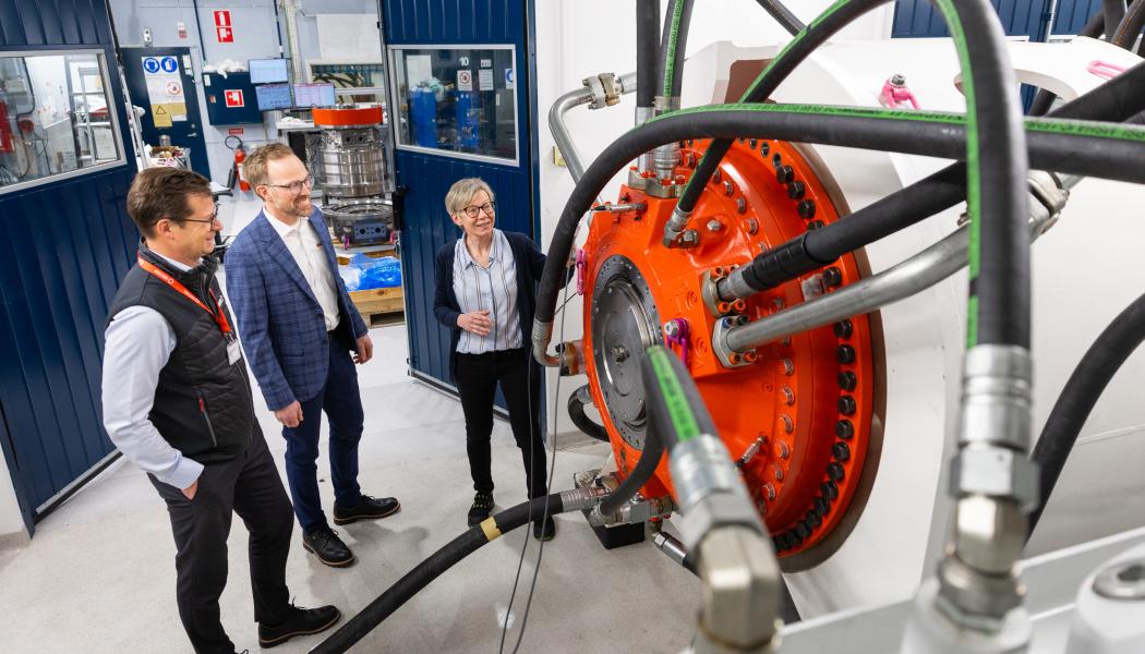 Anna Söderholm, Daniel Kajhager och Karl Lindblom i en av de nyinredda textboxarna, där en stor Hägglunds CBM-motor för tillfället är monterad för tester. Foto: Hägglunds