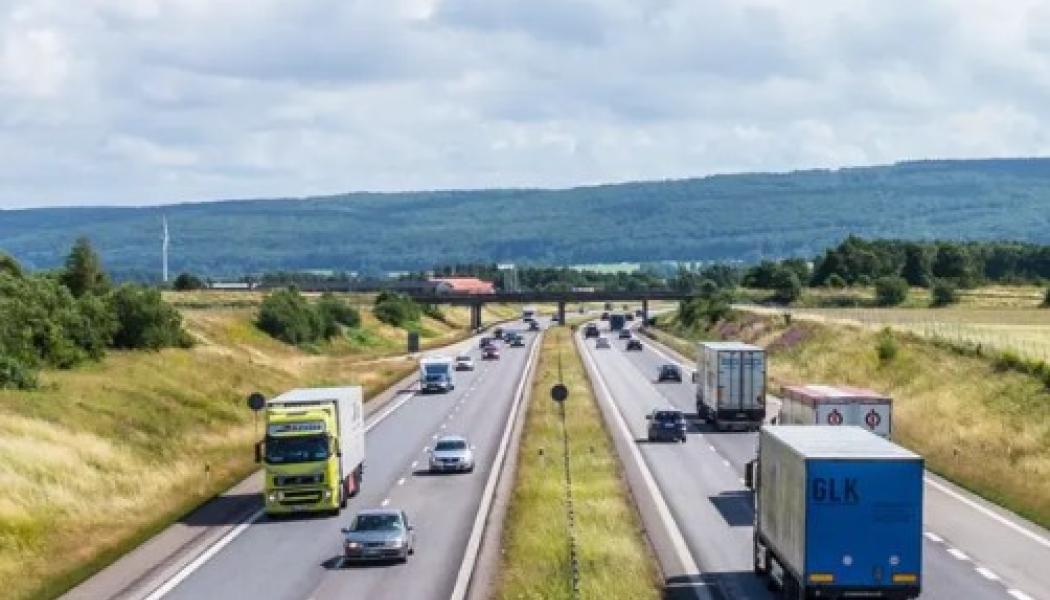 Väg 15 i höjd med Eldsberga samhälle, är en sträckorna som prioriterats för skyddsåtgärder i och med genomsläppliga jordlager. Foto: Trafikverket