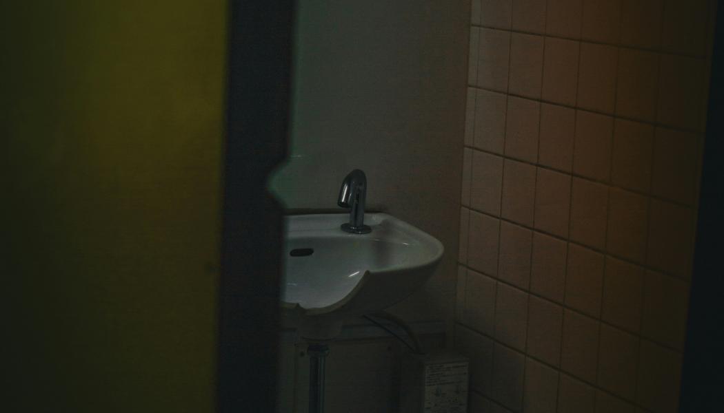 Trots krav på tillgängliga offentliga toaletter fungerar många av dem inte i praktiken. Utrymmet är ofta för litet och viktiga hjälpmedel, som taklyft och skötbrits för äldre ungdomar och vuxna, saknas. Foto: 5010/Unsplash