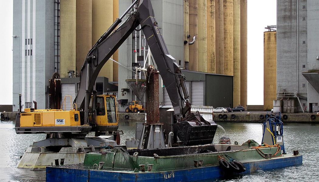 Muddring i Ystads hamnbassäng. Minskad fysisk påverkan är en viktig åtgärd i havsmiljön. Foto: Jonn Leffmann/Wikimedia Commons/https://commons.wikimedia.org/wiki/File:Muddring_-_Ystad-2015.jpg