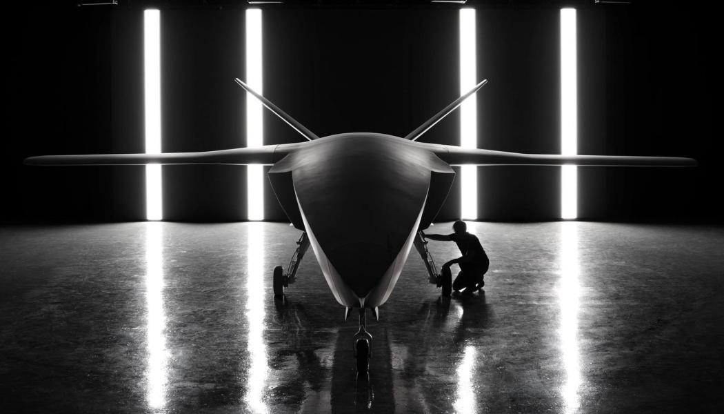 Helsing, Europas ledande försvarsteknikbolag inom flera domäner, presenterade i dag utvecklingen av CA-1 Europa, ett obemannat autonomt stridsflygplan (UCAV). Företaget visade en fullskalig designstudie av jetflygplanet vid sitt dotterbolag Grob Aircraft. Den färdiga produktionsversionen väntas bli operativ inom fyra år och utvecklas i samarbete med industripartner inom det europeiska flyg- och rymdtekniska ekosystemet. Foto: Helsing