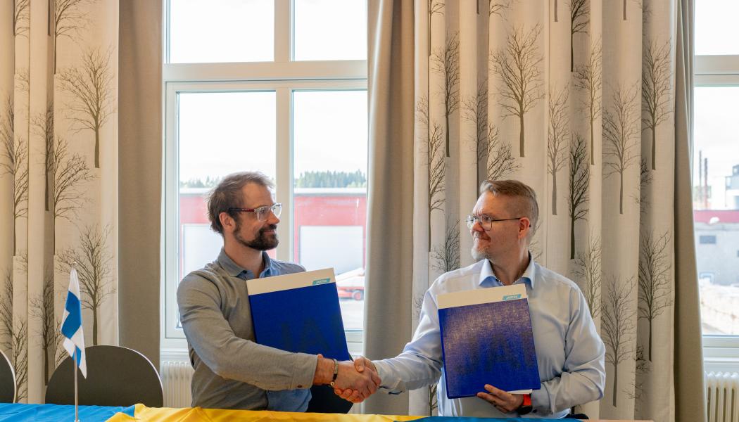  Thomas Haiduga, sågverkschef i Hissmofors, och Kari Puustinen, försäljningschef på Jartek. Foto: Norra Timber