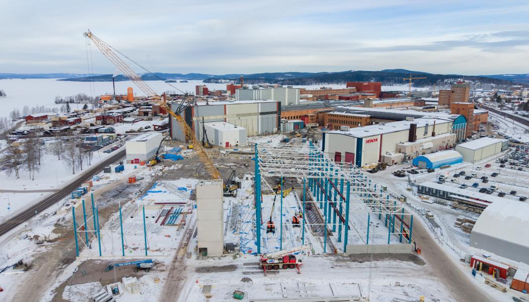 Med den största enskilda investering som Hitachi Energy gjort vid siten i Ludvika bygger företaget nu ut sin transformatorfabrik för att öka produktionskapaciteten och möta den kraftigt växande globala efterfrågan på stora krafttransformatorer. Foto: Jonas Bilberg