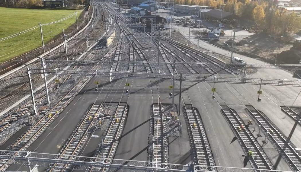 Vid uppställningsanläggningen i Hove har det nya systemet installerats och ansvarar för digital styrning av växlar, signaler och plankorsningar. Foto: Hitachi