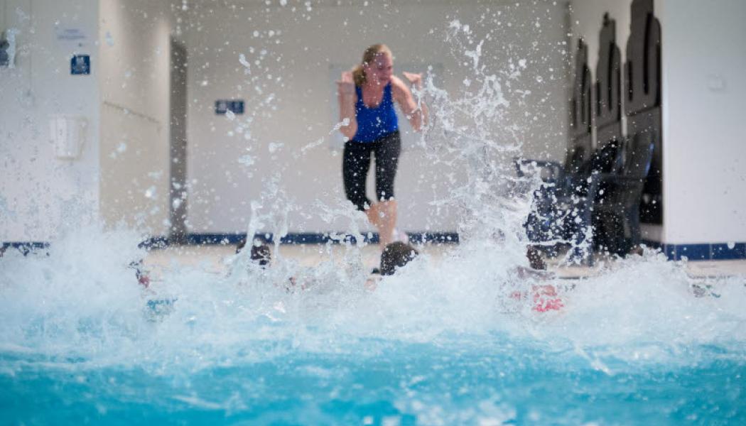 Vattengympa i Högevallsbadet. Foto: Lunds kommun