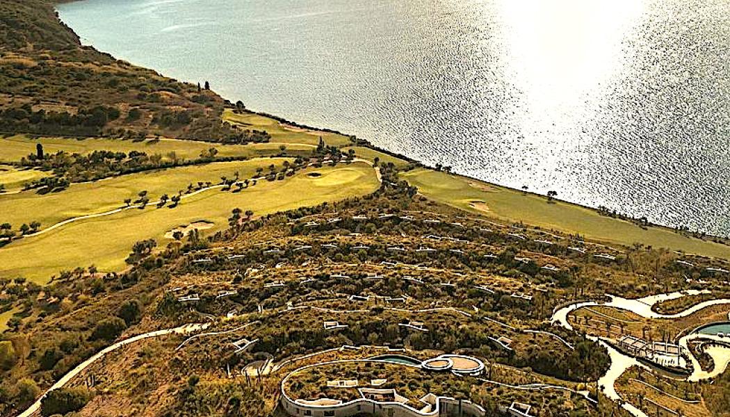 Hotellanläggningen Mandarin Oriental Costa Navarino ligger högt ovanför Navarinobukten på Peloponnesos och har utformats för att smälta in i det omgivande landskapet. OBS! Det finns fler bilder av interiören i slutet av artikeln. Foto: BREBA Claus Brechenmacher & Reiner Baumann