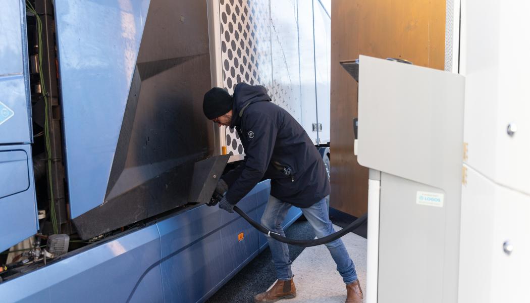 Alliansen jämför utrullningen av vätgasfordon och tankstationer med hur utbyggnaden av mobiltelefonnät drev den snabba ökningen av mobilanvändning i början av 2000-talet. Foto: Hydri