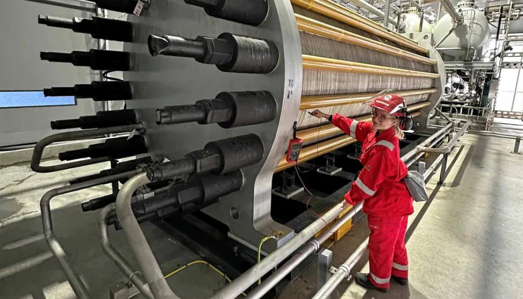 Den kinesiska elektrolystillverkaren Longi Hydrogen, en av de ledande aktörerna i landet, har gått in med cirka 6,2 miljoner dollar i den norska konkurrenten HydrogenPro. Investeringen innebär att de två bolagen nu inleder ett strategiskt partnerskap, meddelade HydrogenPro. Utöver Longis investering har HydrogenPro säkrat ytterligare 6 miljoner dollar i kapital från befintliga ägare – den österrikiska teknikgruppen Andritz och japanska Mitsubishi Heavy Industries. Bilden visar en anställd hos HydrogenPro genomför ett eltest på ett av företagets högtrycksalkaliska elektrolyssystem.
Foto: HydrogenPro