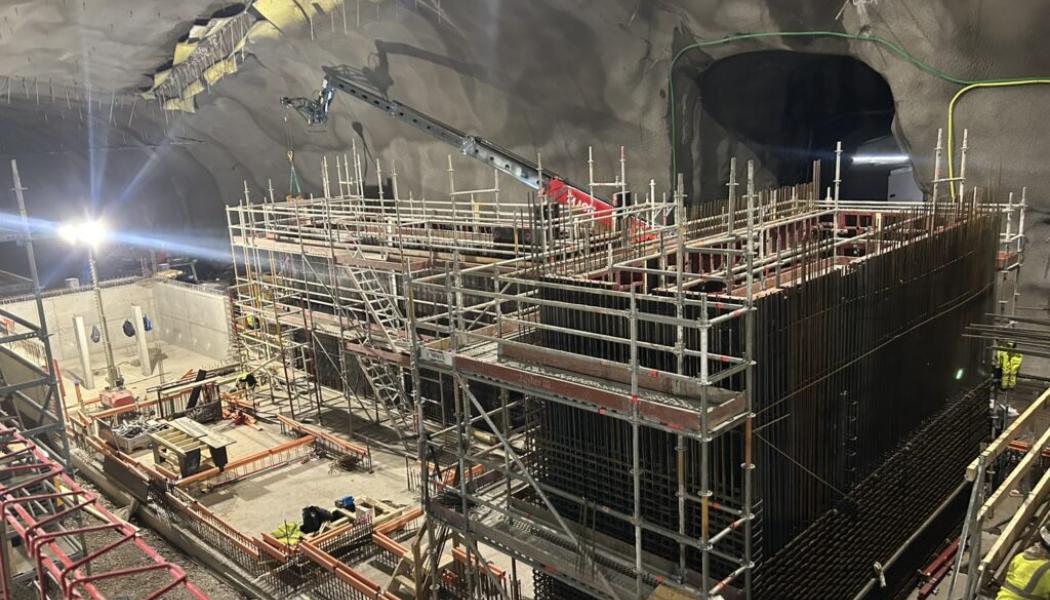 I ena änden av plattformsrummet vid uppgång Dalvägen byggs en teknikbyggnad. Till vänster syns det framtida plattformsrummet där resenärer ska vänta på tåget. Foto: Region Stockholm