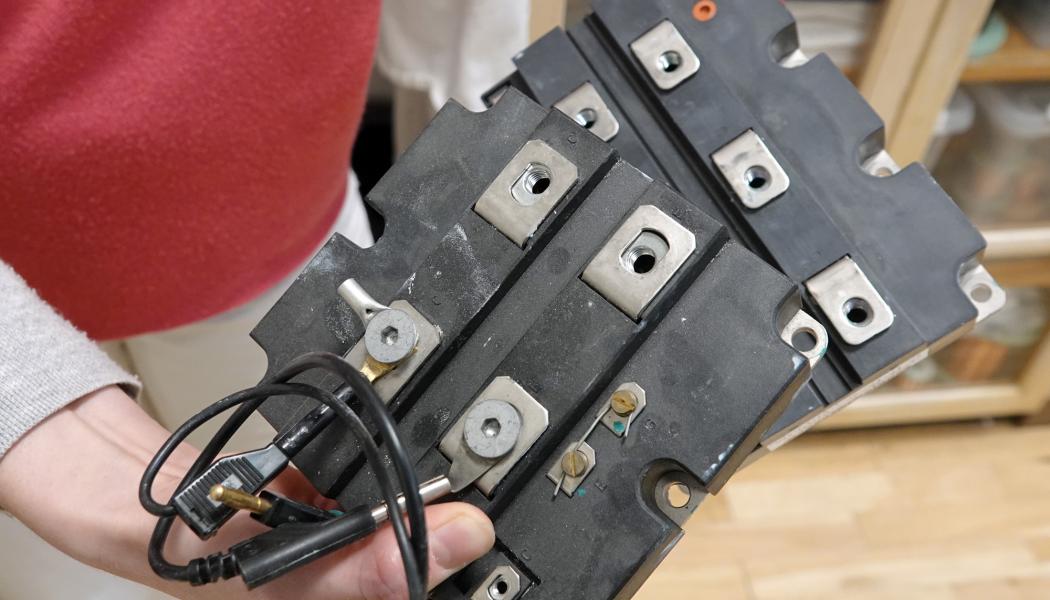 Allting handlar om spänningsomvandlare som kan hantera stora effekter. De byggs bland annat med kiselbaserade IGBT-transistorer som dessa, fast motsvarande enheter med kiselkarbid är under utveckling. Riktiga kraftpaket.