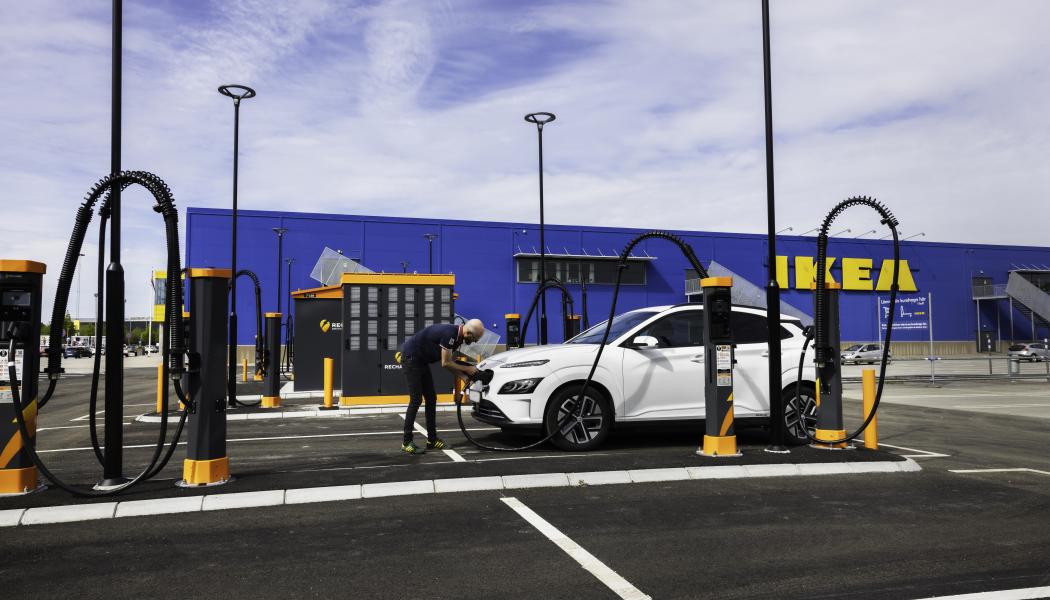 Företaget tillhandahåller marken, medan laddoperatören Recharge äger laddstationerna och ansvarar för installation, underhåll och drift av laddarna. Foto: Ikea