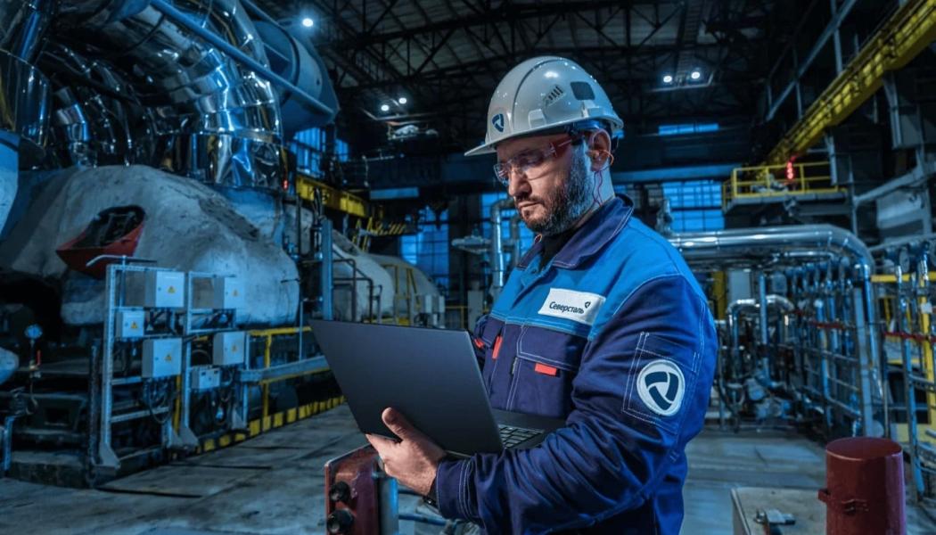Kraftigt minskad efterfrågan på stål i Ryssland. På bilden syns anställda vid ett ryskt stålbolag. Foto: Severstal. Kredit: Kristina Kormilitsyna.