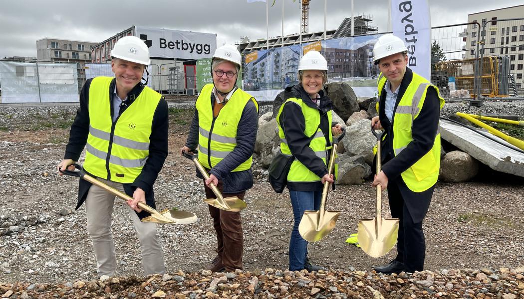 Fredrik Millertson, Christoffer Akej,Kristina Bondesson och Jan Kuliński tar ett tillsammans ett första spadtag. Pressbild:  Biljana Velevska