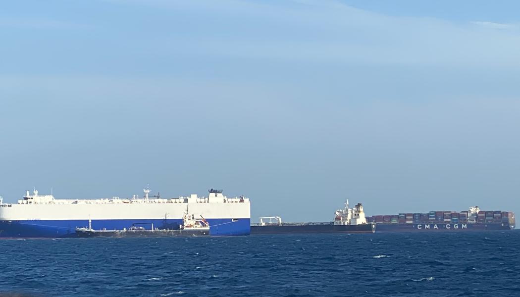 Fartyg väntar på att segla in i Panamakanalen. Foto: Simon Matthis