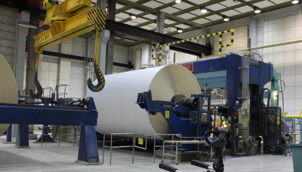 Metsä Board has decided not to proceed with two significant investment projects for the time being, as their profitability is insufficient in the current market situation. These projects are the renewal of the drying machine at the Husum pulp mill and the barrier board development project at the Kyro board mill.