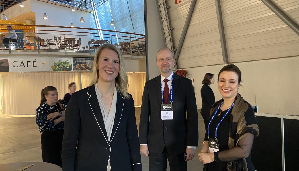  The Finnish Minister of Climate and the Environment, Sari Multala, to the left. Photo: Simon Matthis 