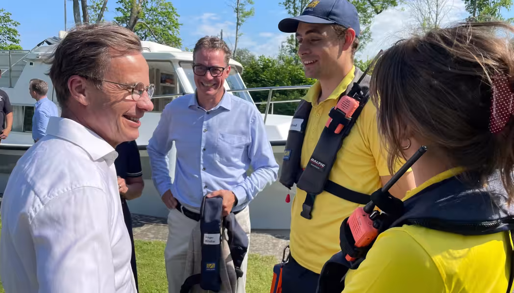 Statsminister Ulf Kristersson i samtal med slussvärdarna Lotta Schouten och Alfred Hofström samt Göta kanals vd Roger Altsäter vid Borenshults slusstrappa i Motala. foto Göta Kanal