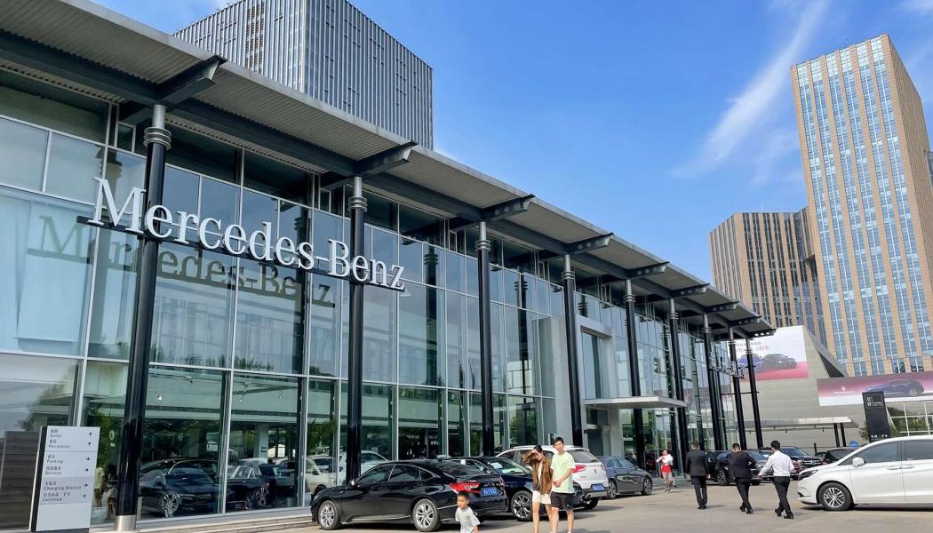 Mercedes-Benz filial i Zhengzzhou, Kina. Foto: Wikipedia, common Lic. Kredit: Windmemories 