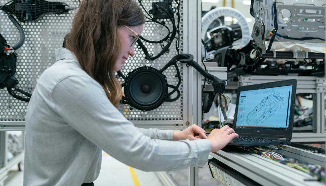 Kvinnlig elektronikingenjör genomför fordonstester Foto: ThisisEngineering