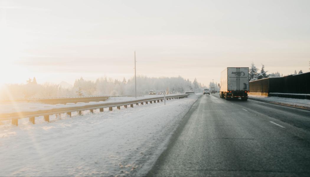 Underhållsskulden för vägar och järnvägar beräknas fördubblas mellan åren 2015 och 2033, från 59 till 113 miljarder kronor. Det bristande underhållet redan idag påverkar industrins verksamhet och möjligheter negativt och får företag att tveka inför investeringar. Foto: lex valishvili/unsplash