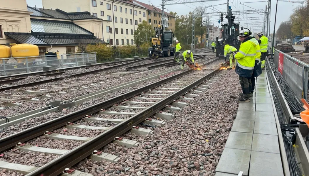 Efter 65 timmars intensivt arbete med tågstopp kunde trafiken släppas på igen. Foto: Charlii Enström/Trafikverket