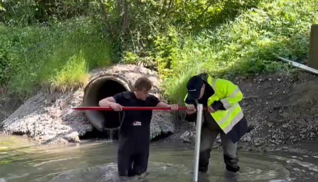 Installation av flödesmätare i Lillån. Foto: Örebro komun