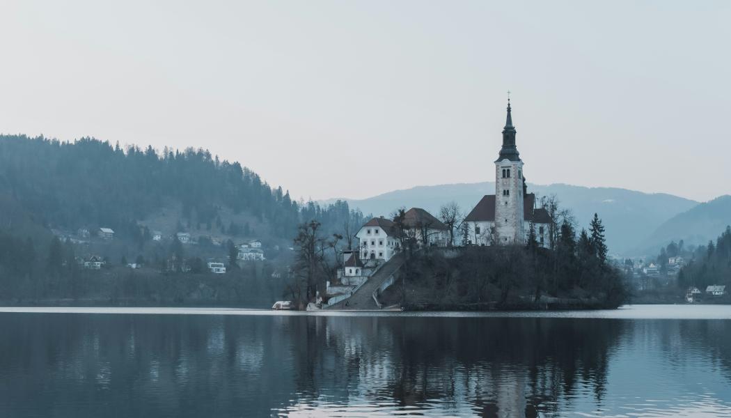 Intelligent Rail Summit är ett årligt återkommande evenemang som 2025 hålls i Bled, Slovenien. Foto: Febiyan/Unsplash