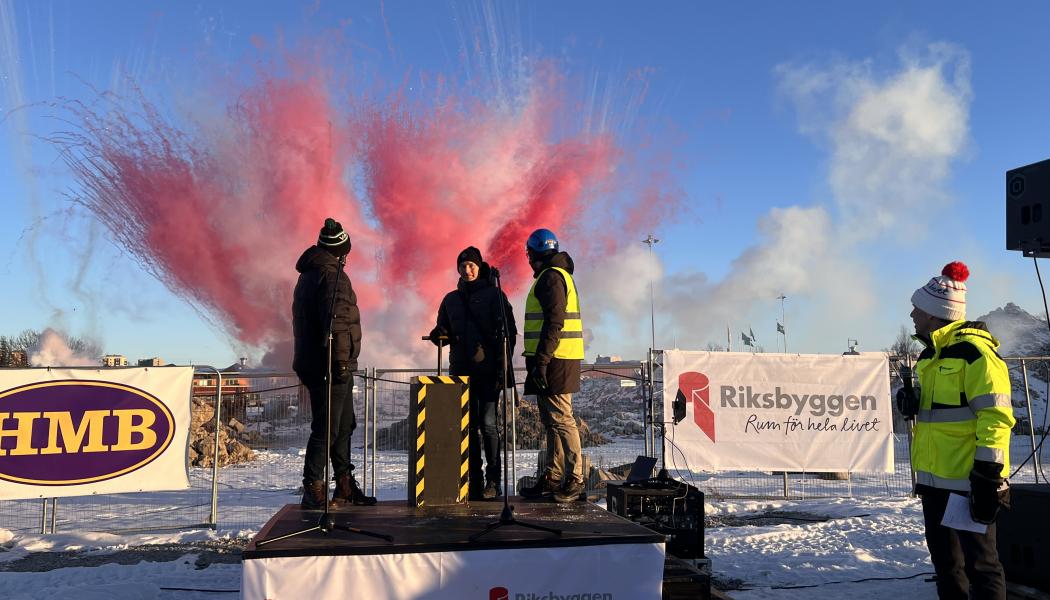 Från vänster: Staffan Jansson, kommunstyrelsens ordförande i Västerås, Torbjörn Jonsson, blivande boende i Brf Kopparvalvet, Jon-Emil Blomstedt, avdelningschef hos entreprenören HMB Construction AB. Pressbild: Riksbyggen