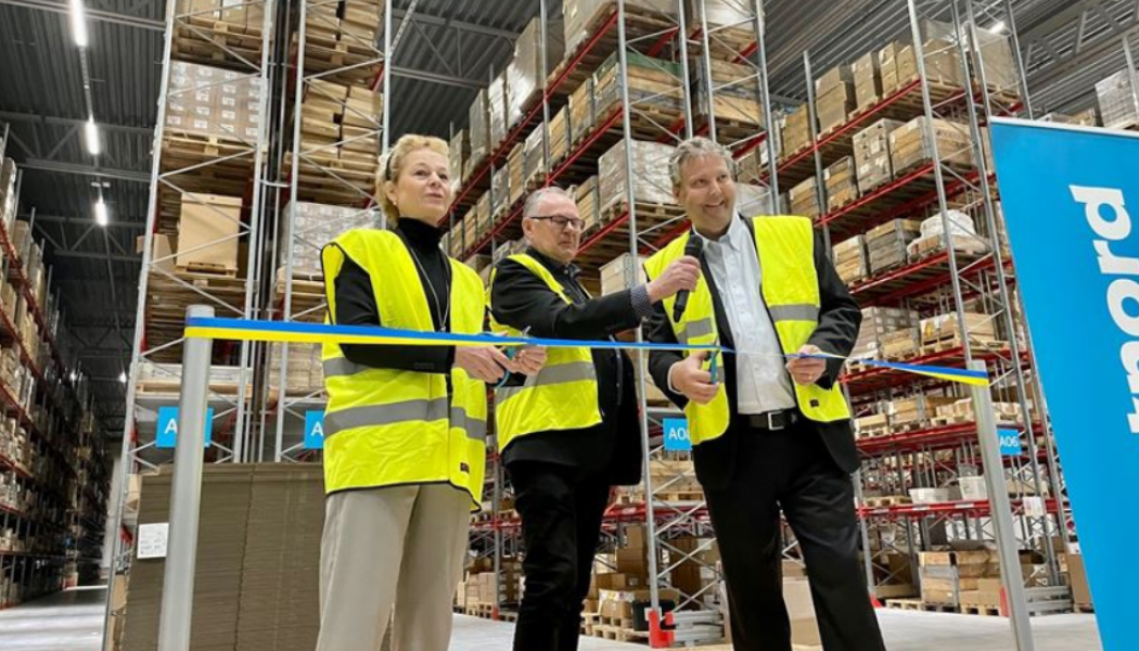 PostNords koncernchef AnneMarie Gardshol (tv) klipper band tillsammans med Husqvarna Groups koncernchef Henric Andersson (th) och Vaggeryd Kommuns kommunstyrelseordförande Gert Jonsson (mitten). Foto: Husqvarna