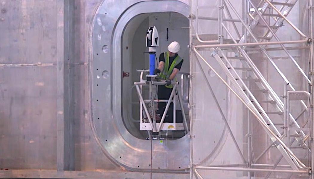 Laserstyrd metrologi och två synkroniserade kranar styrde installationen av Sector Module #5, den första europeiska vakuumkärlsmodulen som placerats i ITER:s reaktorbygge. Foto: ITER