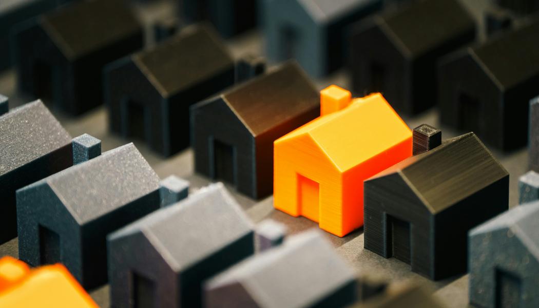 Småhus i plast. Foto: Jakub Żerdzicki Unsplash