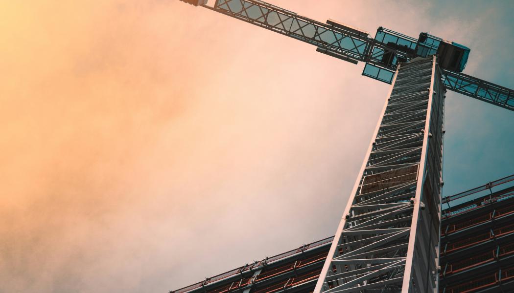 Lyftkran framför bygge. Foto: James Sullivan / Unsplash