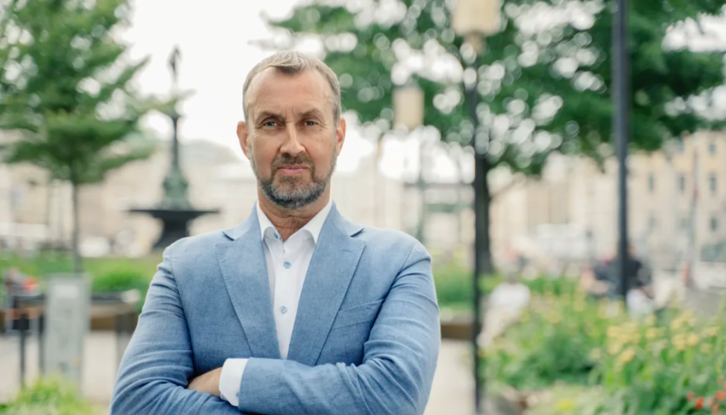 Tåget mellan Göteborg och Borås, med ett stopp vid Landvetter flygplats är centralt för västsvenska näringslivet  fortsatta utveckling, menar Johan Trouvé vd för Västsvenska Handelskammaren. Foto: Västsvenska Handelskammaren
