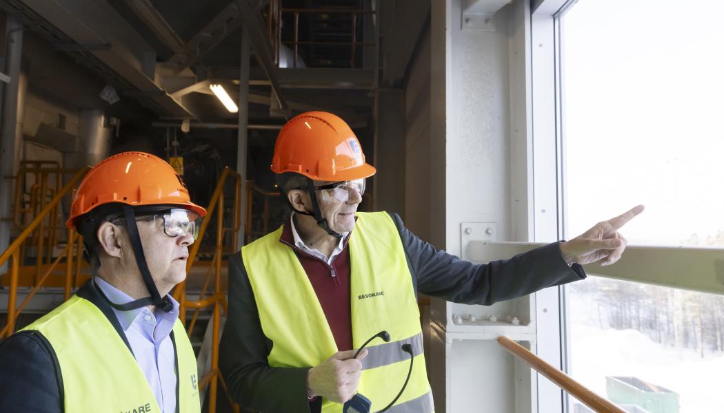 Jan Ridfeldt (vd och koncernchef, Umeå Energi, till vänster) och Claes Fredriksson (vd och grundare, Liquid Wind, till höger) blickar ut över platsen där Flagship 3 ska byggas.Pressbild: Malin Grönborg