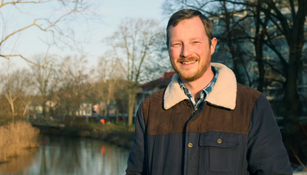 Kommunekolog John Borlid är med i arbetet med att återställa vattendrag runt om i  Kungsbacka kommun. Foto:  Kungsbacka 