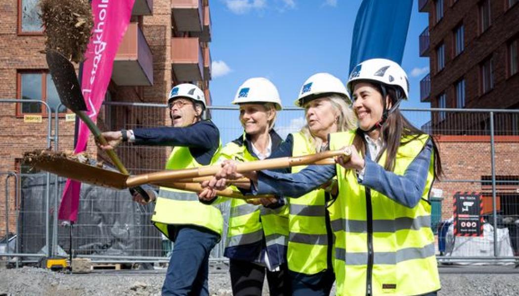 Det första spadtaget tas av Johan Knaust, VD K2A, Maria Jäger, projektchef Söderstaden, exploateringskontoret, Marina Högland, idrottsdirektör och Maria-Elsa Salvo (S), idrottsnämndens ordförande. Foto: K2A