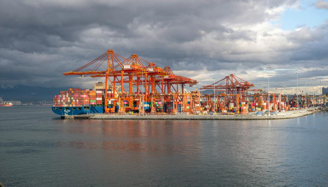 Vancouvers hamn ökade containerimporten under första kvartalet 2026 samtidigt som flera större hamnar på USA:s västkust tappade volymer. Foto: Mia de Jesus/Unsplash