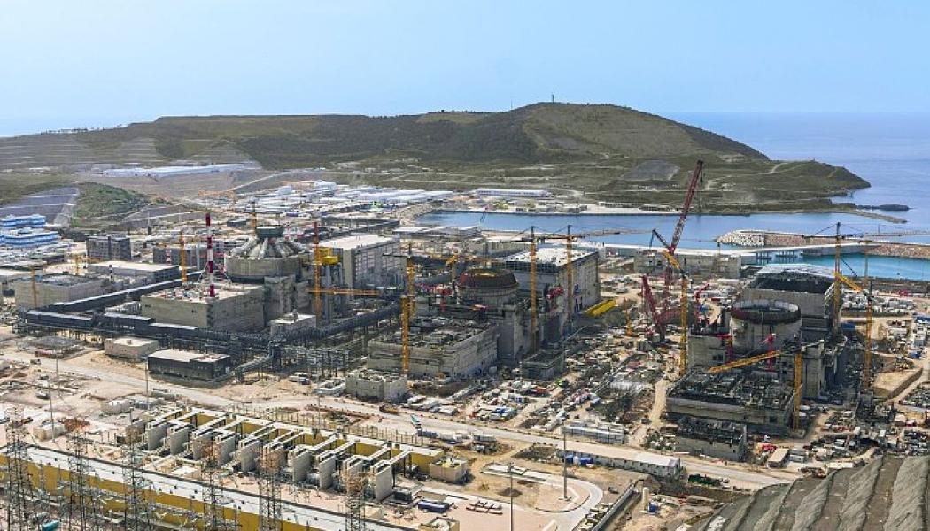 Arbetet med den andra reaktorn har gått vidare steg för steg under året. I januari transporterades och installerades en 437 ton tung stator till turbingeneratorn i turbinhallen. Foto: Rosatom