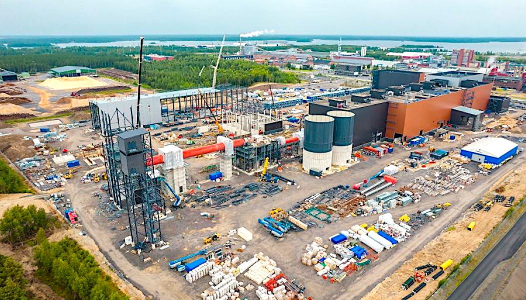I Karleby tas nu de första delarna av kemikaliefabriken i drift. Laboratoriedelen är redan överlämnad till Keliber, och ytterligare delar av anläggningen blir klara under sommaren. Foto: Keliber
