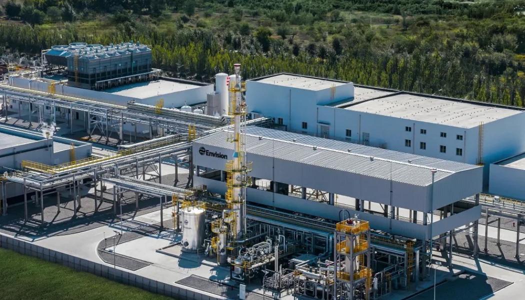 Världens största projekt för grön vätgas säkrar leveransavtal. Envision Energy har tecknat ett avtal om att leverera ammoniak till japanska Marubeni från sin kinesiska anläggning i Chifeng med en kapacitet på 500 megawatt. Anläggningen, som är under slutfas, beräknas producera 300 000 ton årligen. mFlygbild över Envision Energys anläggning för grön vätgas och ammoniak i Chifeng. Foto: Envision Energy
