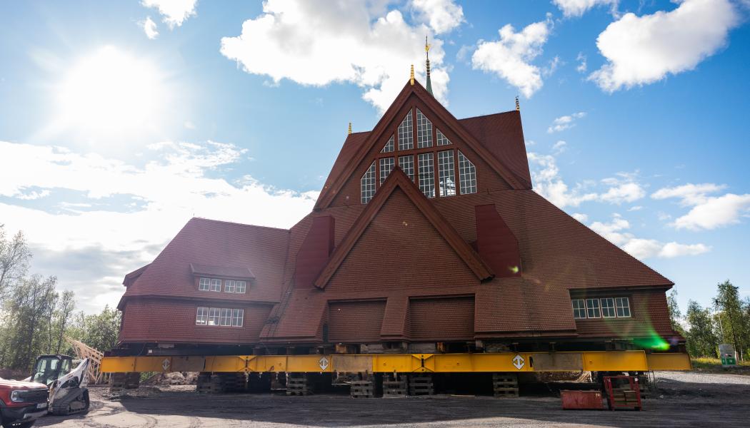 Kiruna kyrka flyttas fem kilometer på trailer
