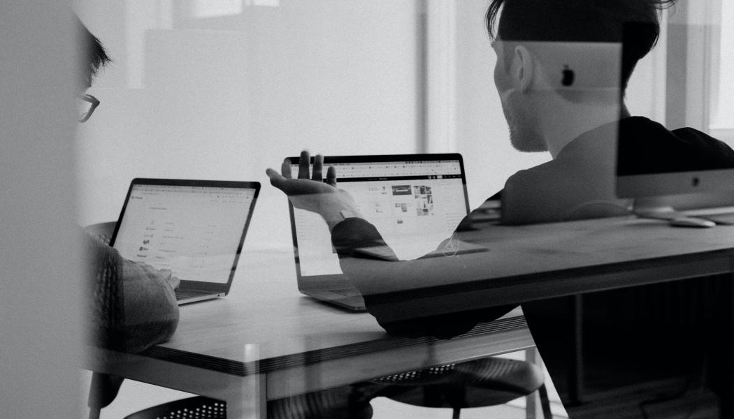 79 procent av domänerna som är registrerade på svenska myndigheter och 87 procent av domänerna som är registrerade på svenska kommuner saknar helt skydd mot domänspoofing. Foto: charlesdeluvio/unsplash