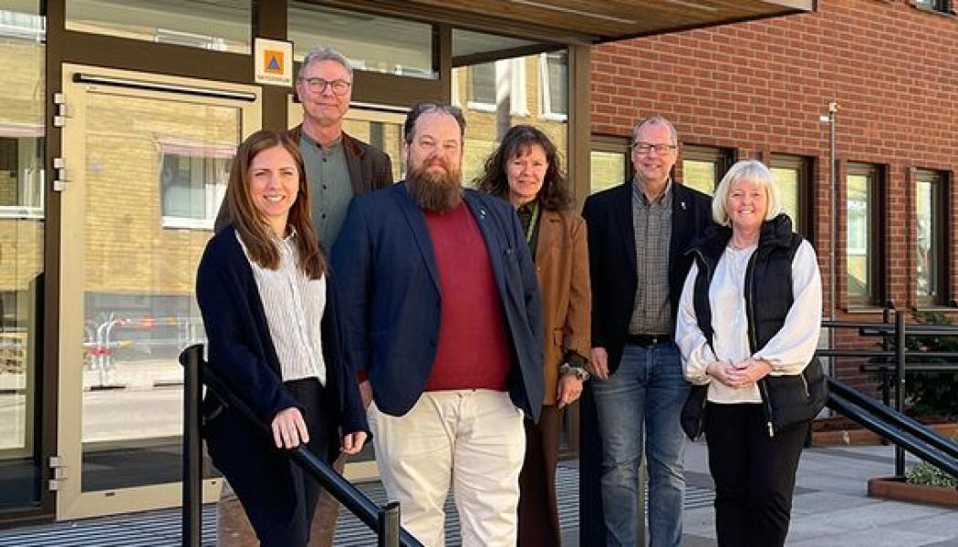 Jill Stor, näringslivschef, Mats Andersson, kommunstyrelsens 1:e vice ordförande, Henrik Harlitz, kommunstyrelsens 2:e vice ordförande, Lena Tegenfeldt, kommundirektör, Benny Augustsson, kommunstyrelsens ordförande och Gunbritt Reteike näringslivsutvecklare gläds åt regeringens besked om utbyggnaden av E45 mellan Vänersborg och Mellerud. Foto: Vänersborgs kommun