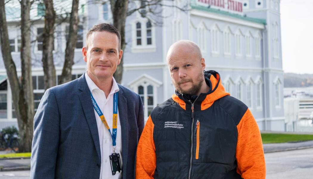 Vd:n Tobias Kristiansson (t v) och energistrategen Pär Johansson på Strömstadsbyggen ser nyttan med spillvärmen från datacentret. Bild: Henrik Lysén, Strömstadsbyggen.