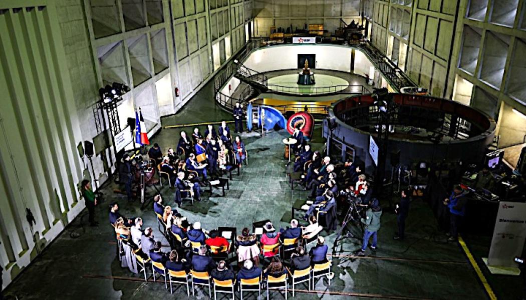 Premiärminister Sébastien Lecornu tillkännager publiceringen av PPE3 vid EDF:s vattenkraftverk i Vouglans (Bild: @sebastienlecornu27)