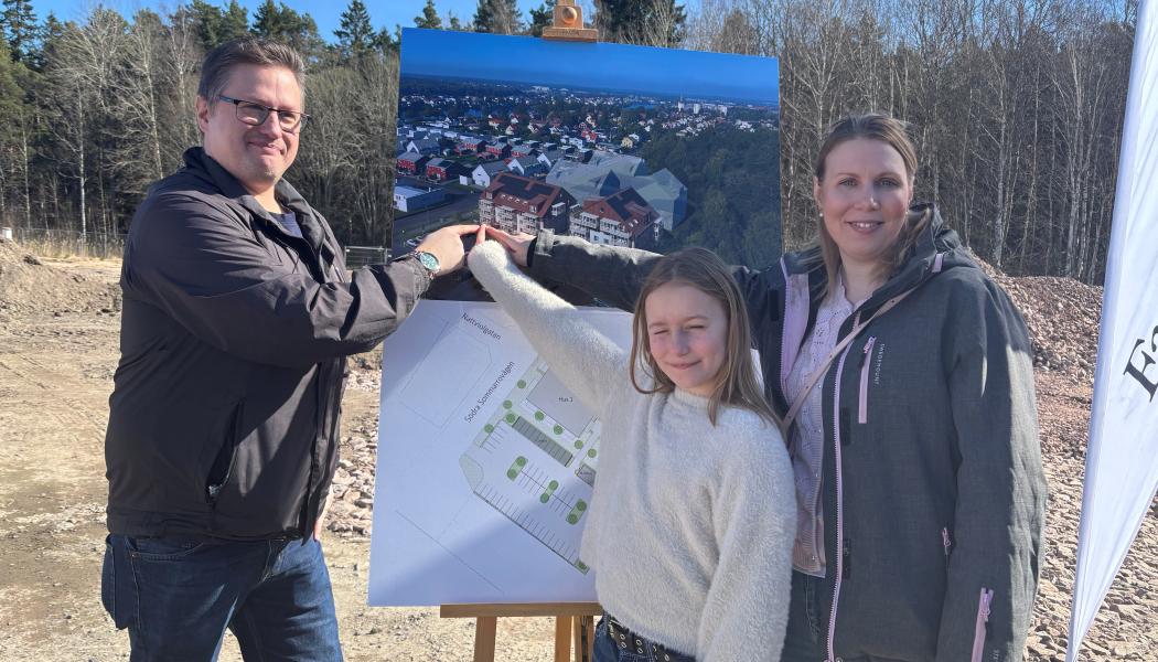 Köpare av lägenhet i Sommarskogen vid spadtag. Från vänster: Niclas Hellgren, Moa Hellgren och Desirée Larsson. Pressbild: Riksbyggen