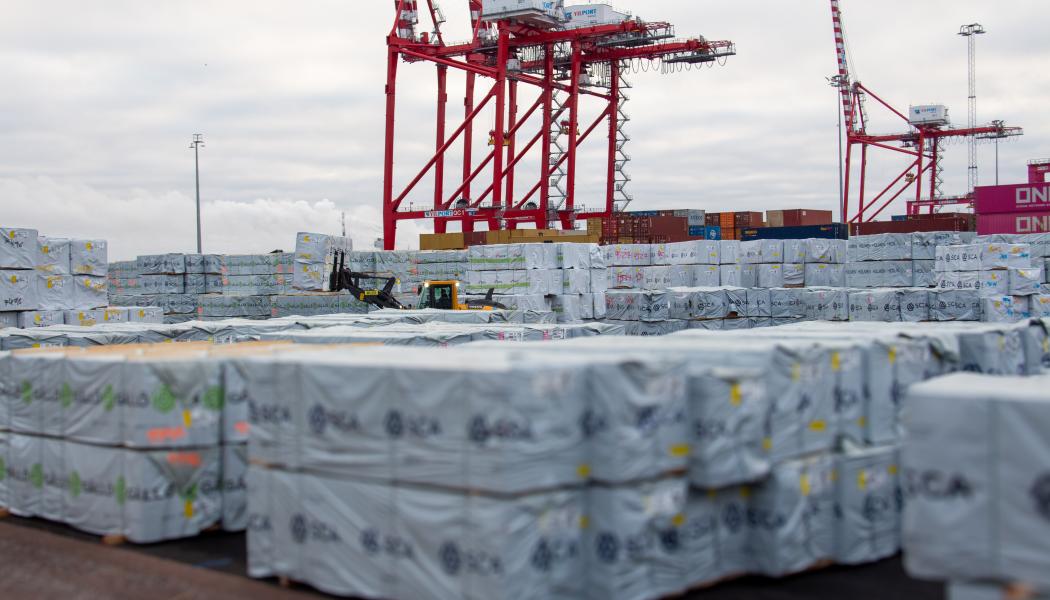 När virkesstuffningen nu samlas i direkt anslutning till containerterminalen minskar avstånden för varje intern transport med drygt tre kilometer per flyttad container. Foto: Gävle hamn