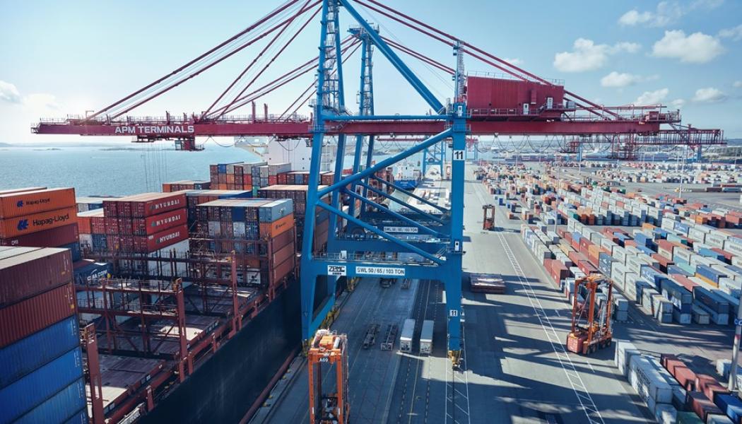 Hamnen är en transportnod där nära 90 procent av Sveriges import och export passerar. Foto: Göteborgs hamn